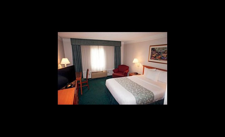 La Quinta Inn Suites By Wyndham Seattle Bellevue Kirkland Hotel