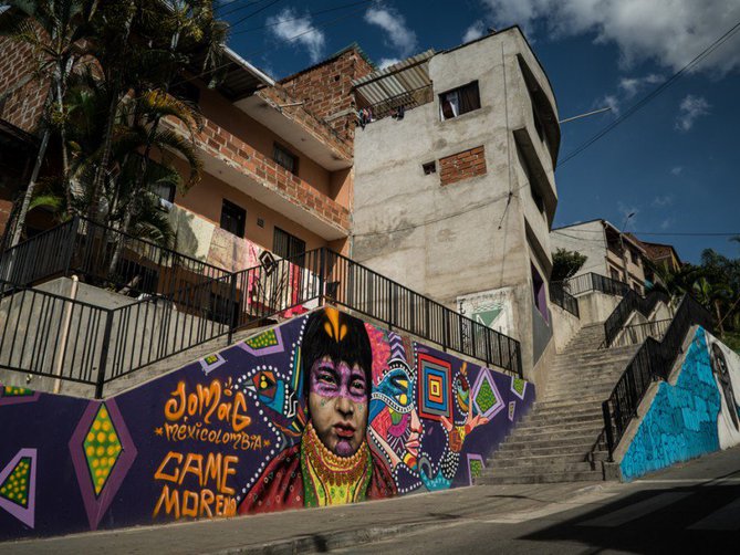 Grafitour por la Comuna 13 de Medellín