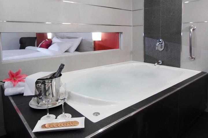 Img - Suite King Bed With Jacuzzi