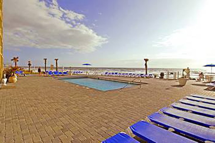Img - Habitación, 2 camas de matrimonio, frigorífico y microondas, frente al mar