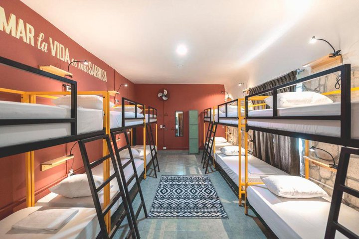 Img - Cama en dormitorio compartido de 8 camas