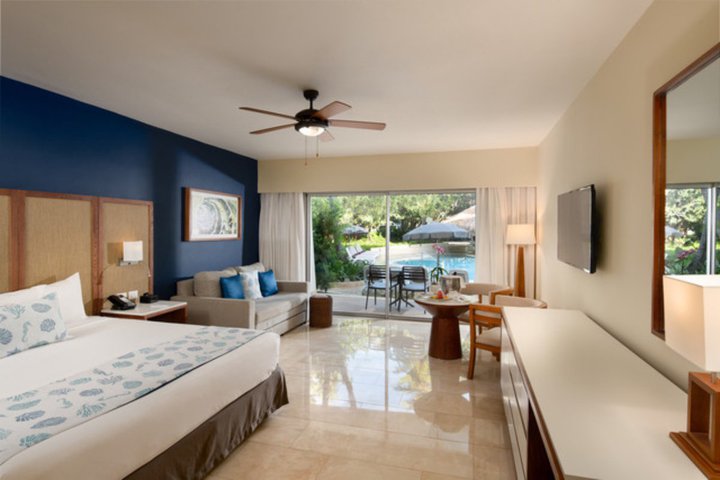 Img - Junior suite vista a la piscina