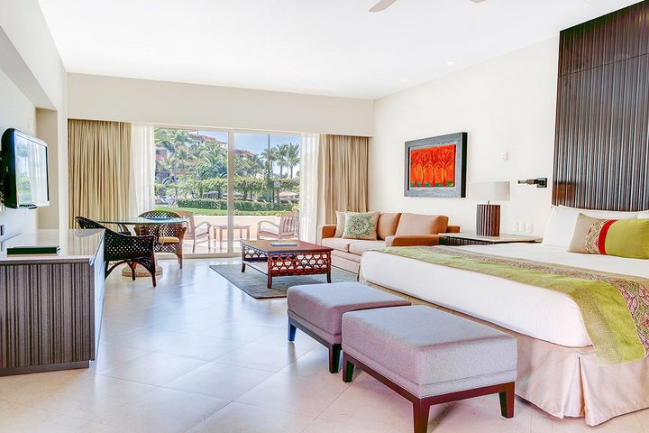 Img - Master suite pool view