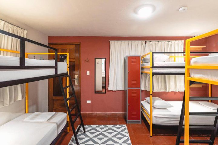 Img - Cama en dormitorio compartido de 4 camas