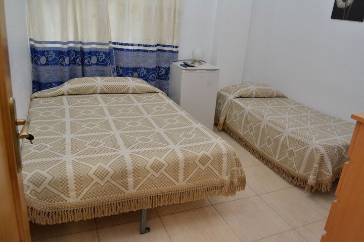 Img - Habitación con 1 cama doble o 2 individuales, baño compartido
