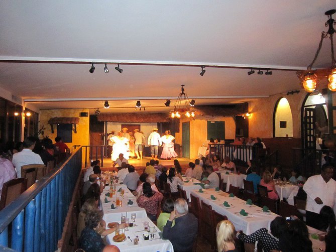 Cena y Espectáculo Folklórico en el Restaurante Tinajas