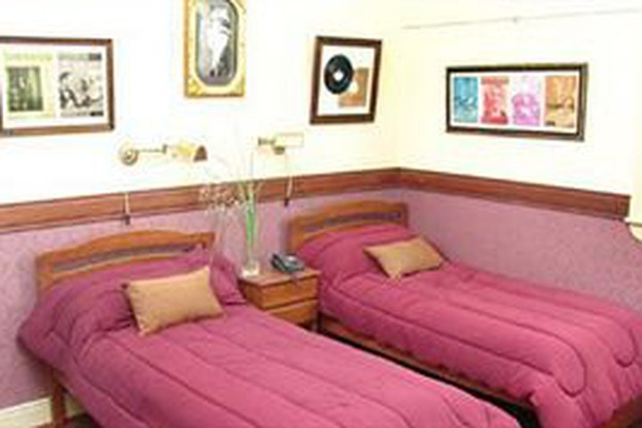 Img - Cuádruple con baño exterior