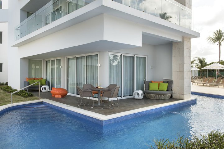 Img - Suite Swank wraparound swim-up