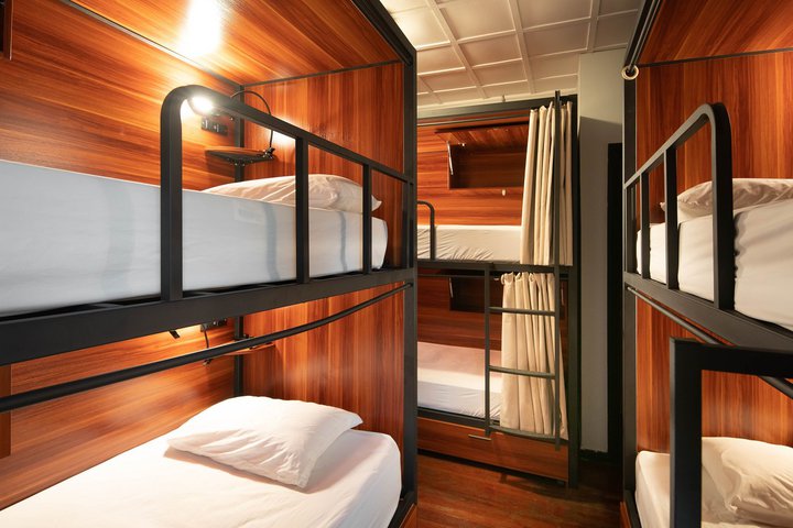 Img - 1 cama en dormitorio comunitario grande de 8 camas