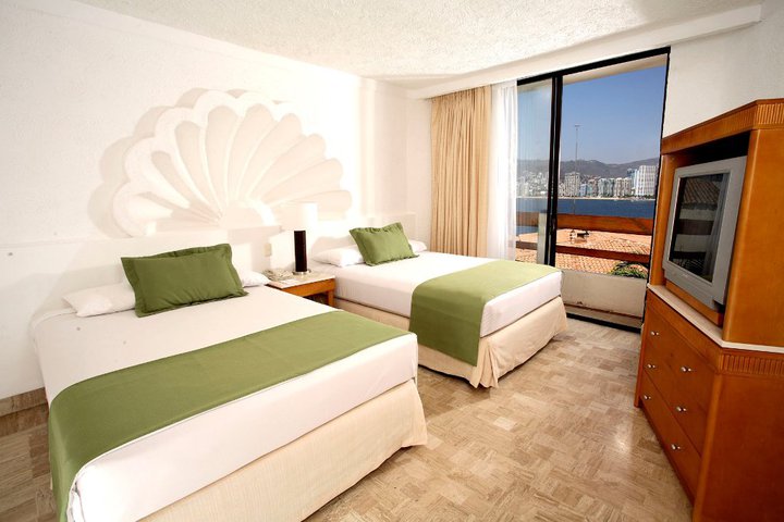Img - Suite de lujo familiar vista parcial al mar