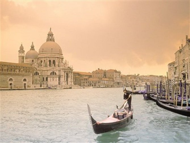 Navega en una góndola por los canales de Venecia