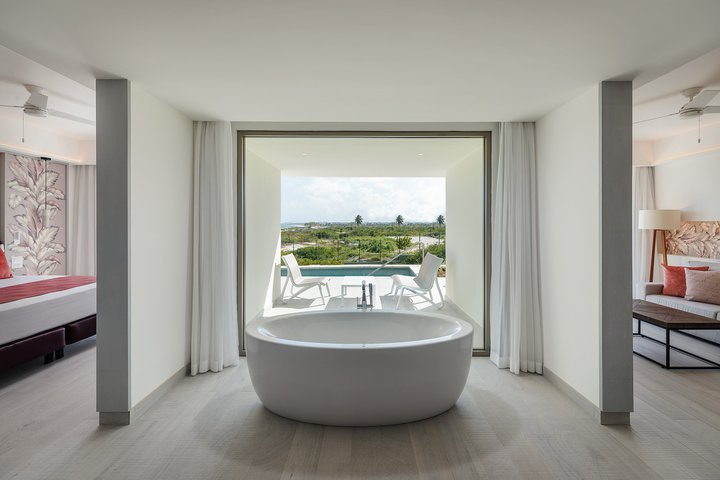 Img - Romance de lujo Privileged swim-up