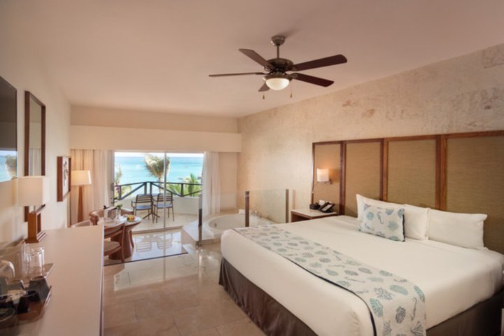 Img - Junior suite con jacuzzi vista frente al mar